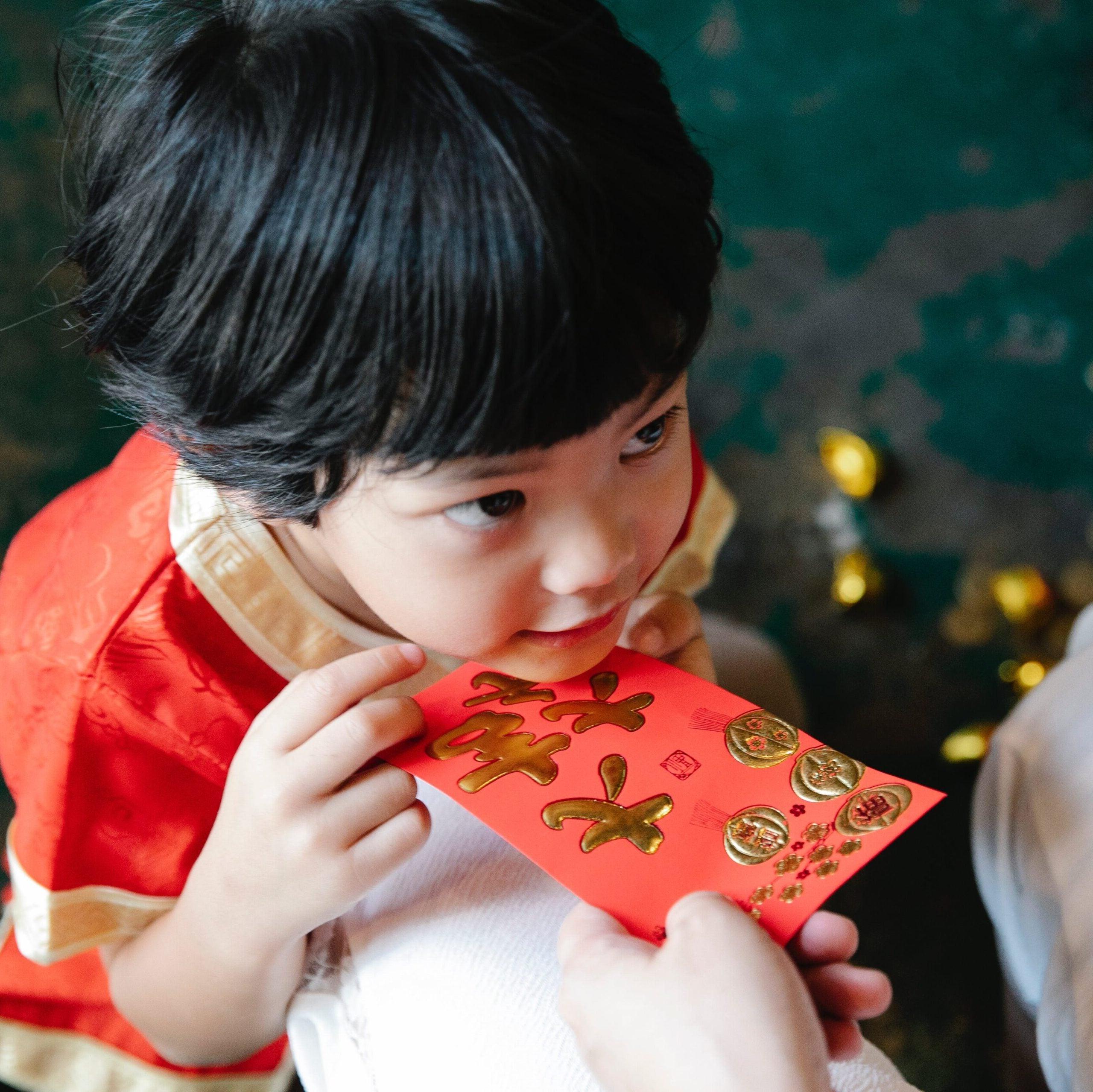 孩子在庆祝时拿着钱包